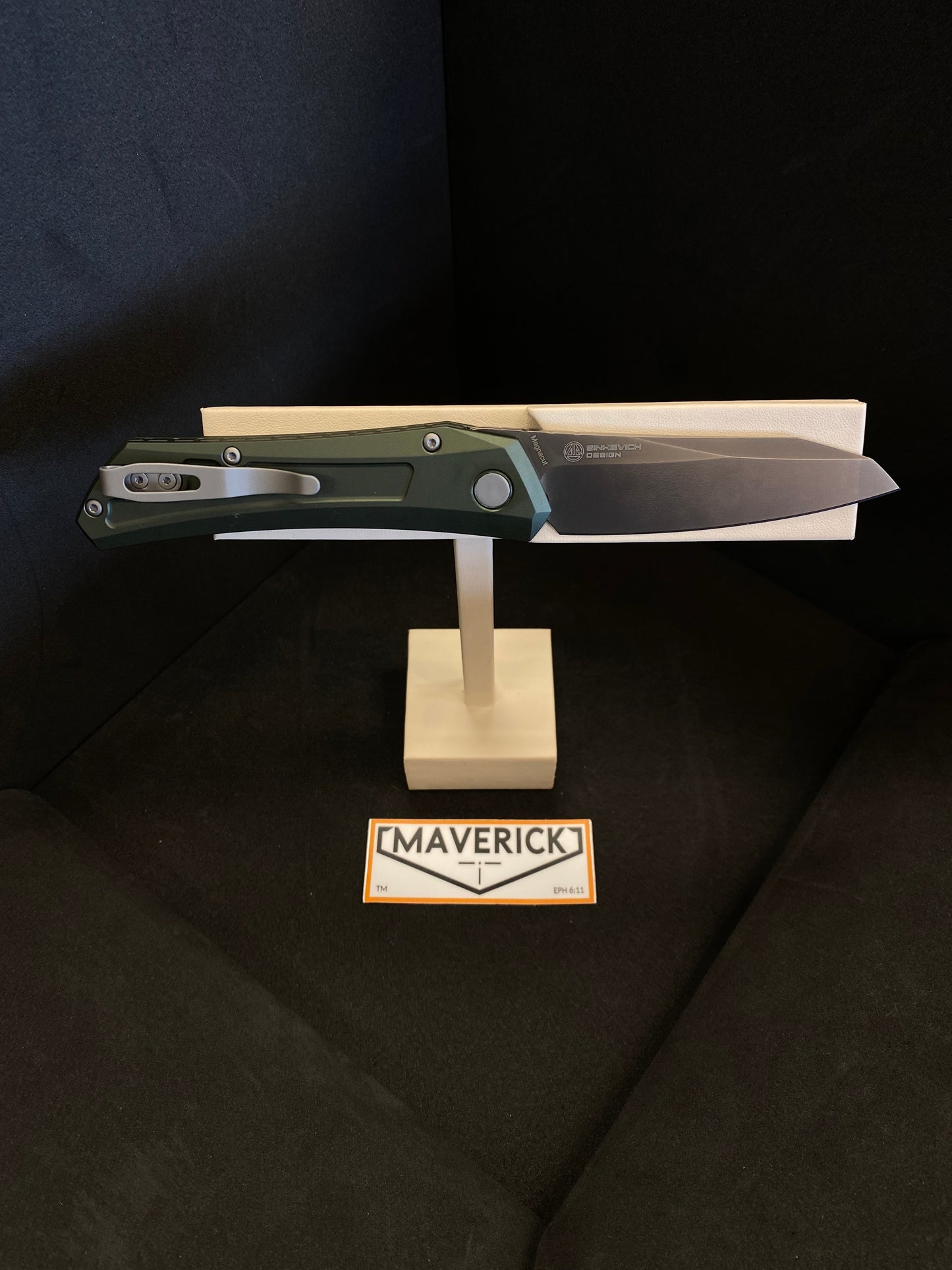 Pro-Tech Oligarch - Solid Green Handle, Smoky Grey DLC Magnacut Blade